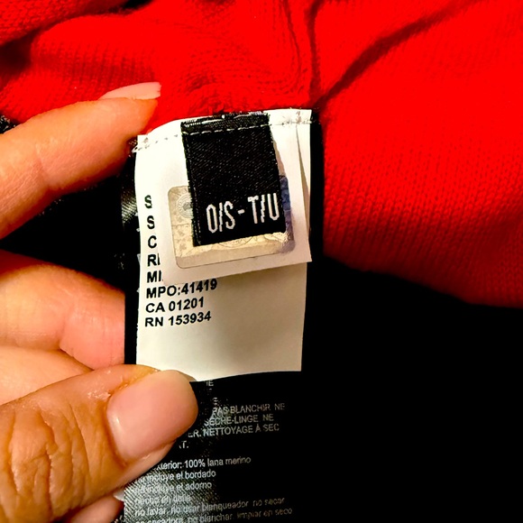 Canada Goose Kids Hat with Pom - Picture 8 of 8